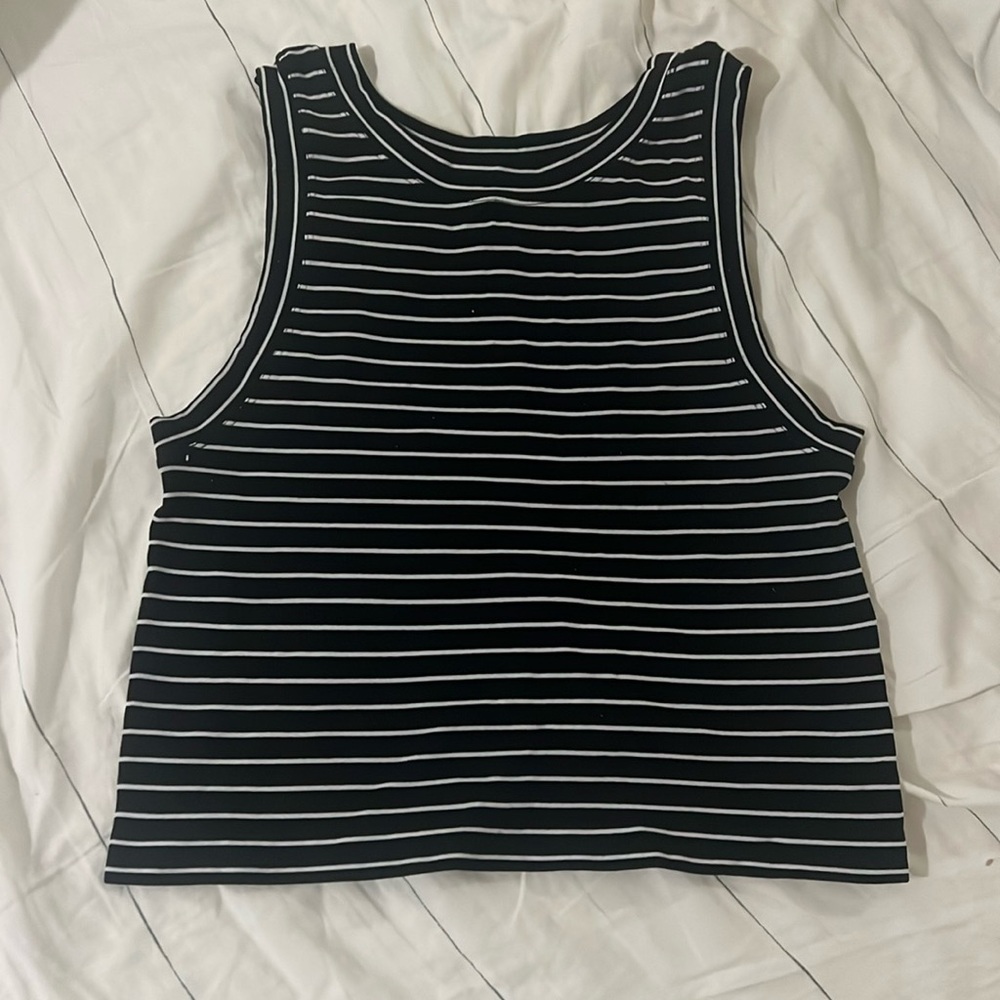 Strip black and white crop top